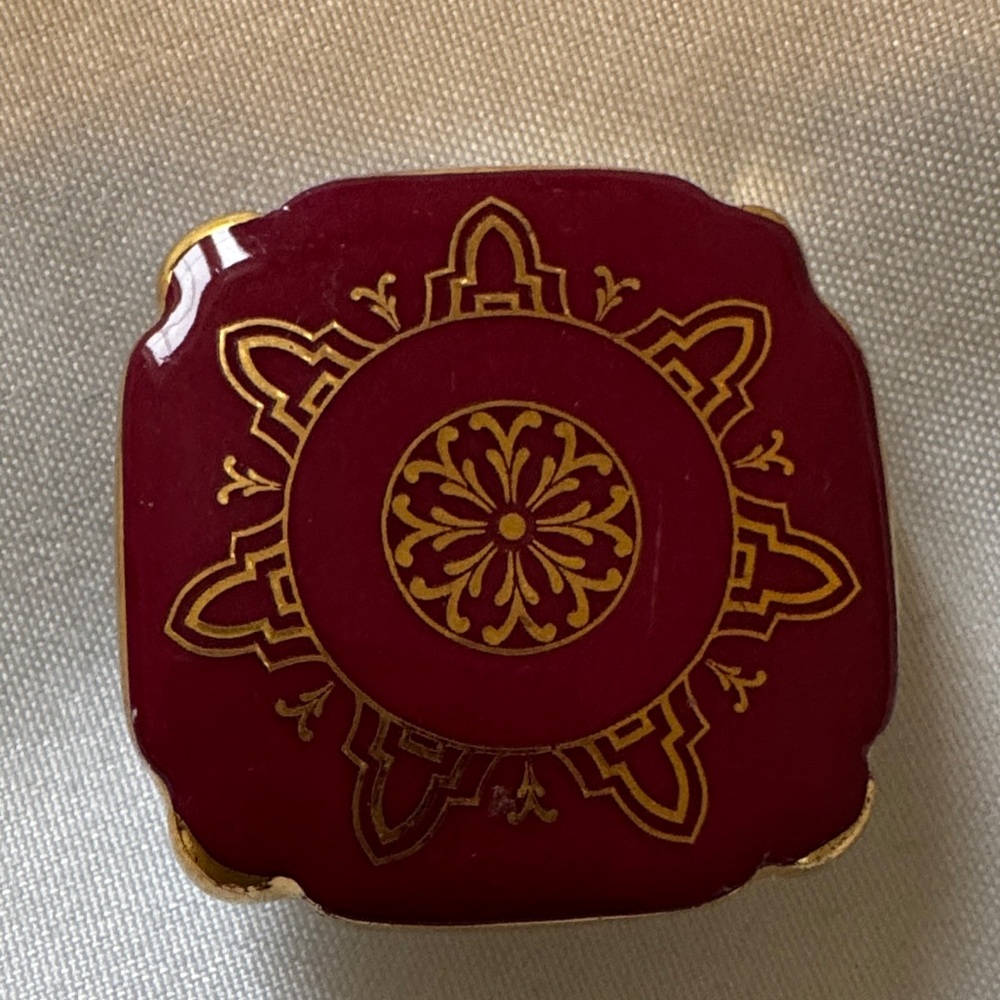Royal Albert 100 Years Holyrood Maroon and Gold Vintage Brooch - Picture 7 of 7